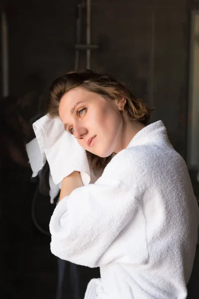 Νεαρή γυναίκα με πετσέτα — Φωτογραφία Αρχείου