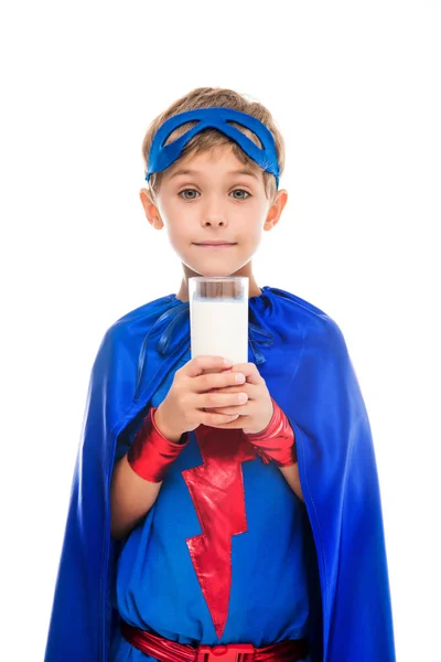 Superhjälte pojke med glas mjölk — Stockfoto