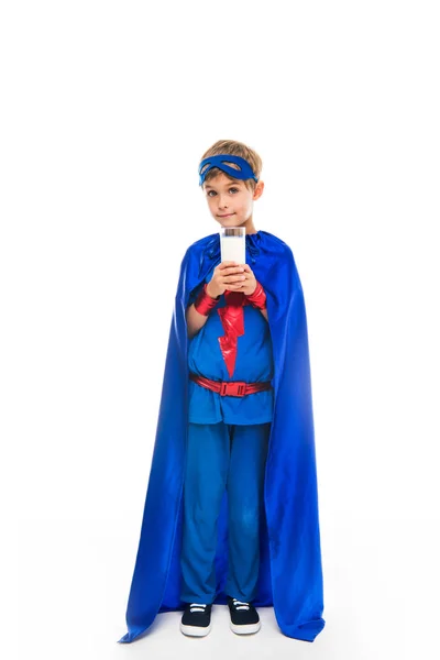 Superhjälte pojke med glas mjölk — Gratis stockfoto