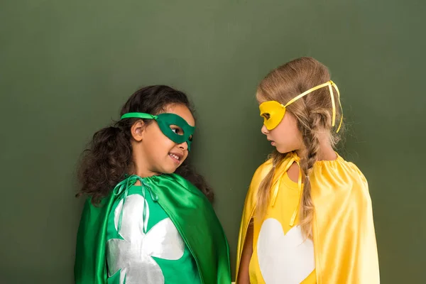 Meninas bonitas em trajes de super-herói — Fotografia de Stock