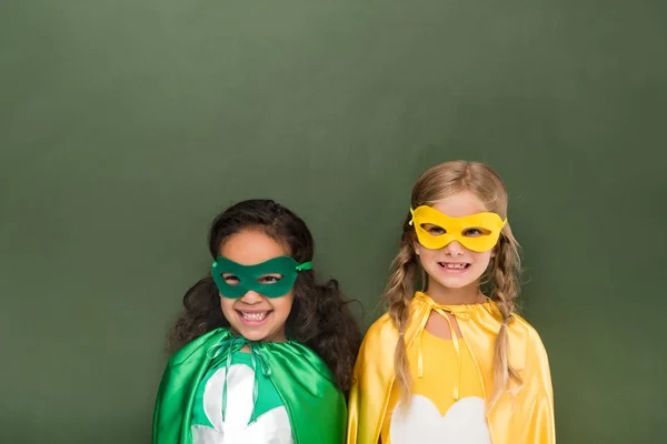 Meninas bonitas em trajes de super-herói — Fotografia de Stock