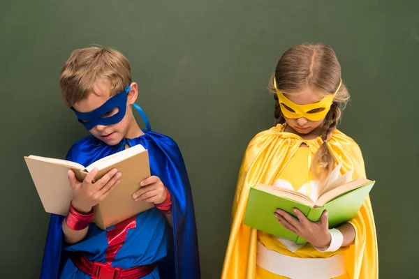 Superhéroes leyendo libros — Foto de Stock