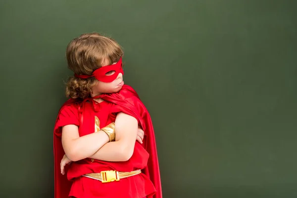 Jongen in superheld kostuum — Stockfoto