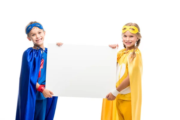 Superhéroes sosteniendo tablero en blanco — Foto de Stock