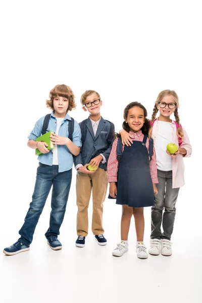 Multi-etnisch schoolkinderen met rugzakken — Stockfoto