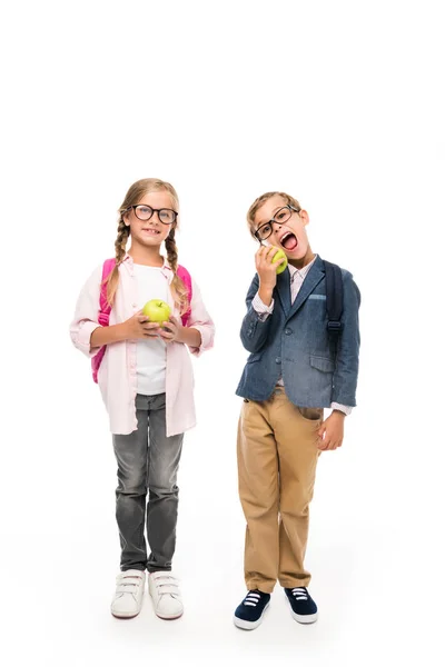 Escolares comiendo manzanas —  Fotos de Stock