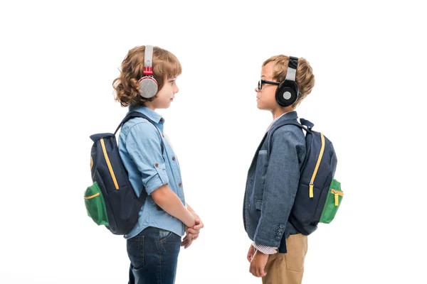 Schooljongens met rugzakken en hoofdtelefoons — Stockfoto