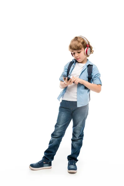 Школьник со смартфоном и наушниками — стоковое фото