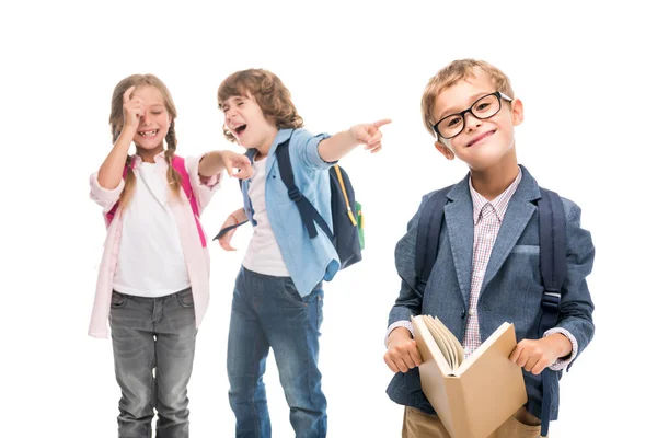 Klasgenoten lachen schooljongen — Stockfoto