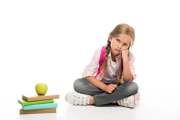 Verveeld schoolmeisje met boeken met apple — Stockfoto