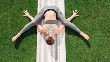 Yoga pose içinde oturan kadın