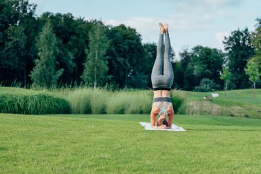 atletik kadın pratik yoga
