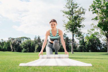 yoga mat beyaz kadınla