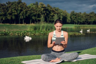 kadın pratik yoga tablet ile
