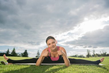 yoga poz parkta oturan kadın