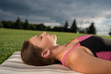 Yoga sonra istirahat kadın