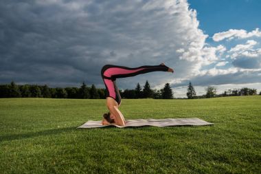 Yoga pozu veren kadın. 