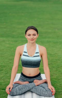 Kafkas kadın Lotus poz pratik