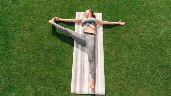 Woman practicing yoga pose — Stock Photo, Image