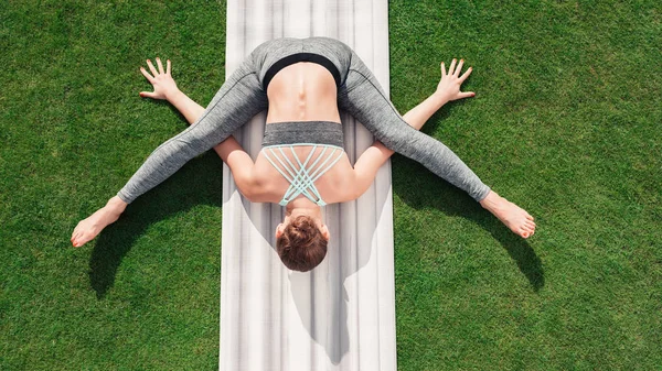 Жінка сидить у позі йоги — стокове фото