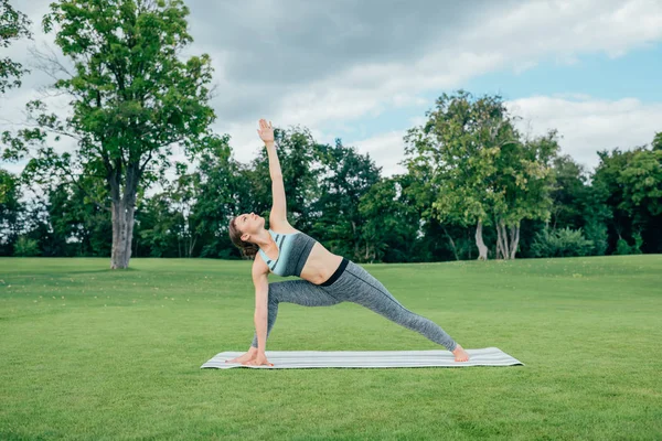 Mujer caucásica practicando yoga pose — Foto de Stock