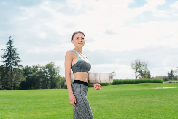 Біла жінка з йоги килимок — стокове фото