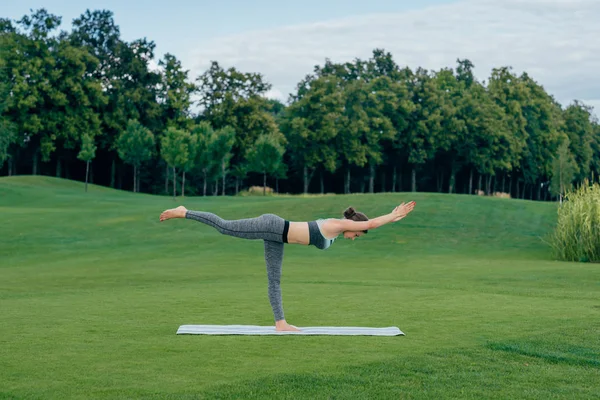 Kobieta stojąca w pozycji do jogi — Zdjęcie stockowe