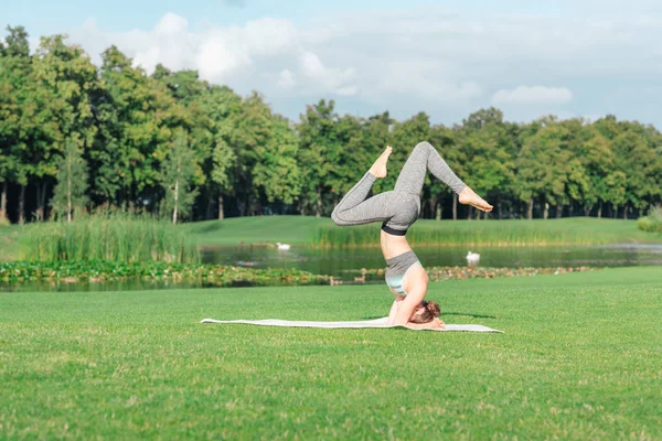 Kobieta wykonywania jogi headstand stanowią — Zdjęcie stockowe