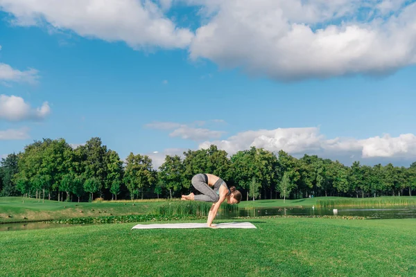 Athletic woman practicing yoga — Stock Photo, Image