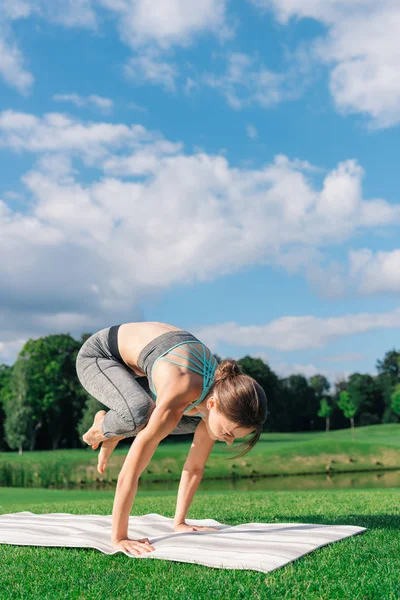 Atletik kadın pratik yoga — Stok fotoğraf