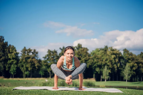 Mujer caucásica realizando yoga — Foto de Stock