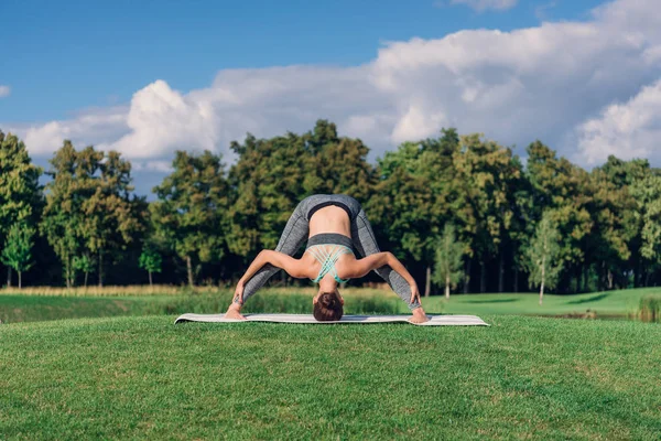 Жінка стоїть в позі йоги — стокове фото