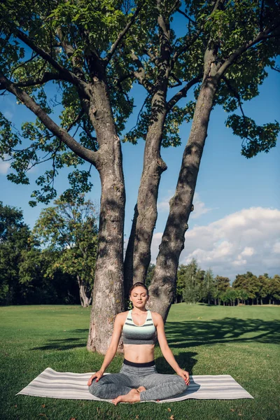 Kaukasiska kvinna tränar lotus pose — Stockfoto