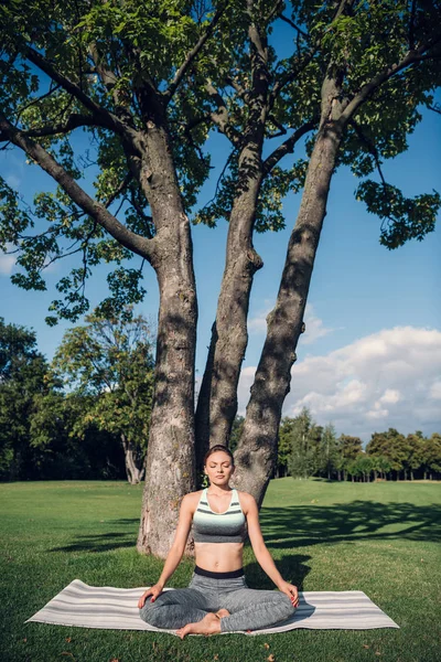 Caucasian woman practicing lotus pose — Stock Photo, Image