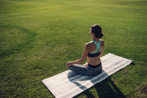 Kadın performans lotus poz