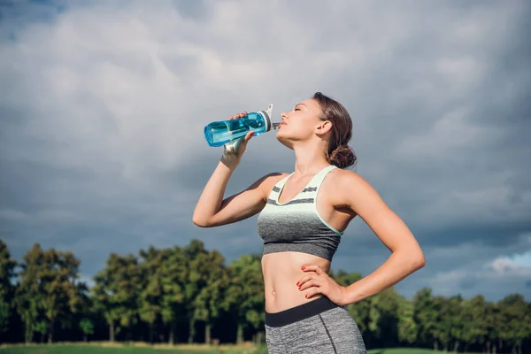 Mujer con botella de agua — Foto de Stock