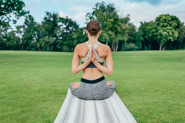 Woman meditating on green lawn — Stock Photo, Image