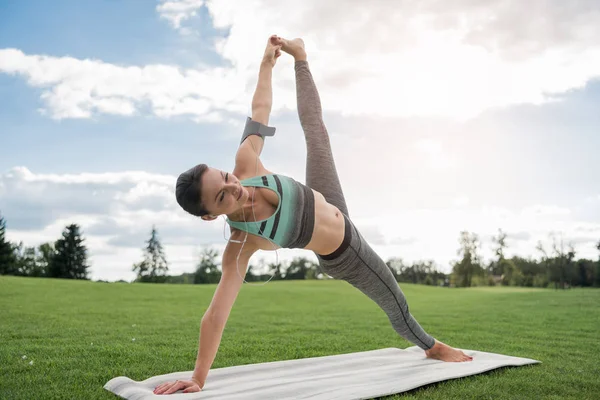 Женщина практикует йогу Поза — стоковое фото
