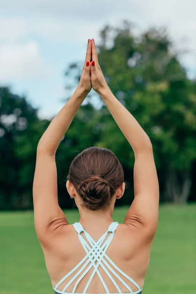 Žena cvičí jógu představují — Stock fotografie zdarma