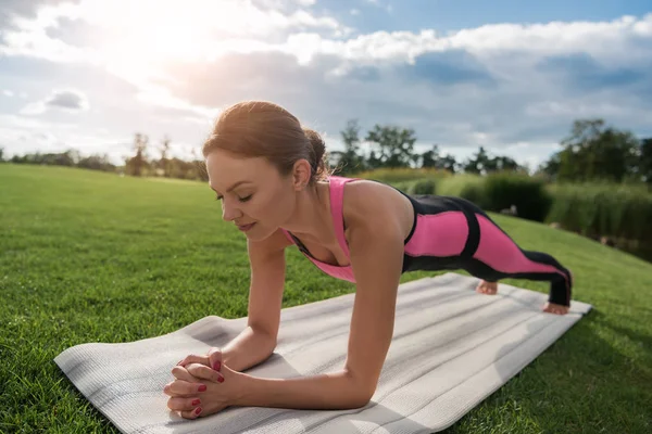 Woman standing in plank — Stock Photo, Image