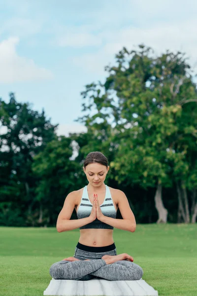 Mujer caucásica practicando pose de loto — Foto de Stock