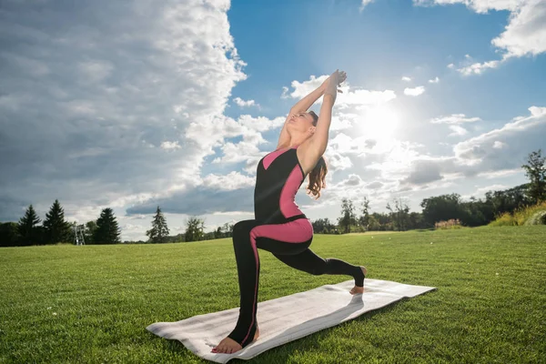 Mujer realizando yoga en el campo — Foto de Stock