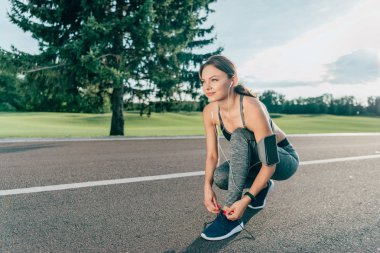 kadın ayakkabı bağcığı bağlama