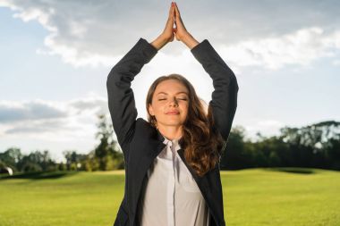 parkta meditasyon işkadını