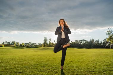 iş kadını pratik yoga