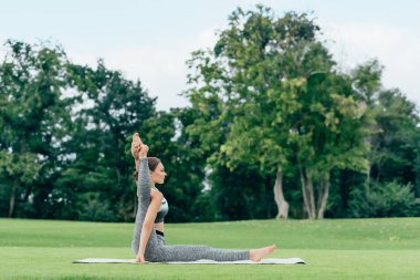 Genç kadın performans gösteren yoga pose