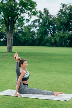 Genç kadın performans gösteren yoga pose