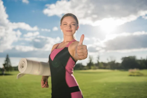 Усміхнена жінка з йоги килимок — Безкоштовне стокове фото