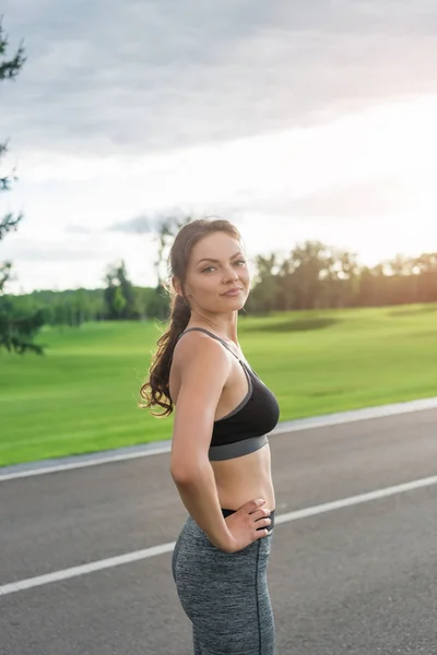 Young fit woman — Free Stock Photo
