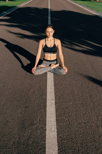 Mujer practicando la pose de loto — Foto de Stock